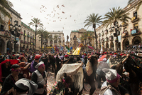 Batalla de caramelos durante el carnaval de Vilanova i la Geltrú